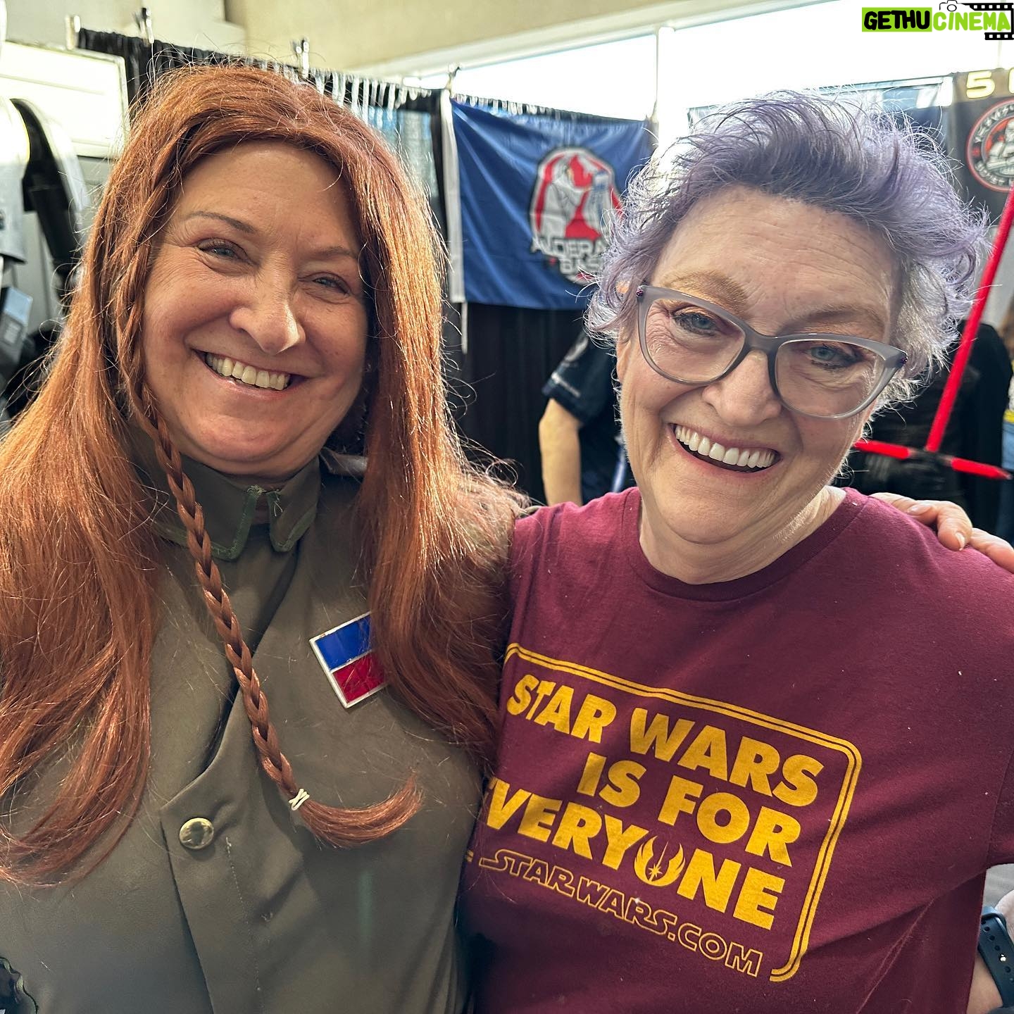 Peter Mayhew - 691 Likes - Making sure Angie has a great time seeing everyone at Rhode Island Comic Con.