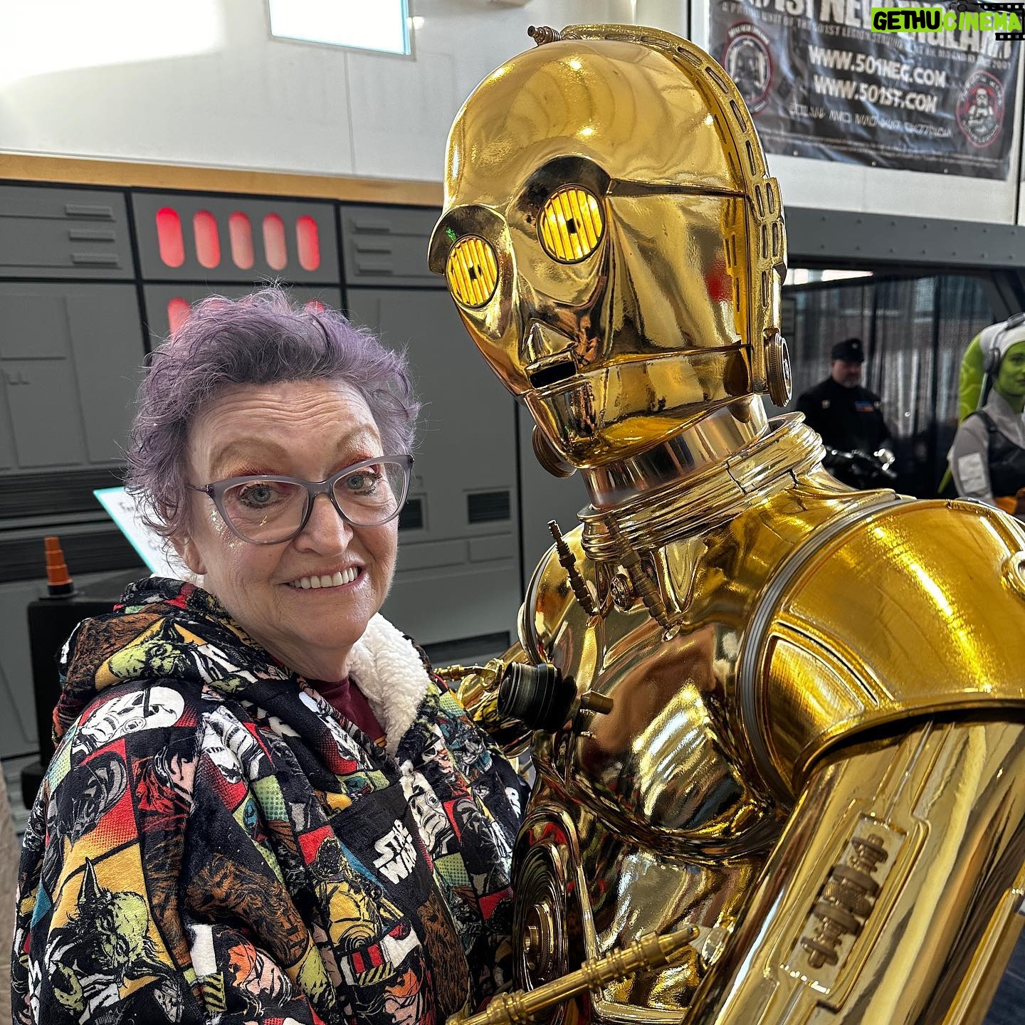 Peter Mayhew - 691 Likes - Making sure Angie has a great time seeing everyone at Rhode Island Comic Con.