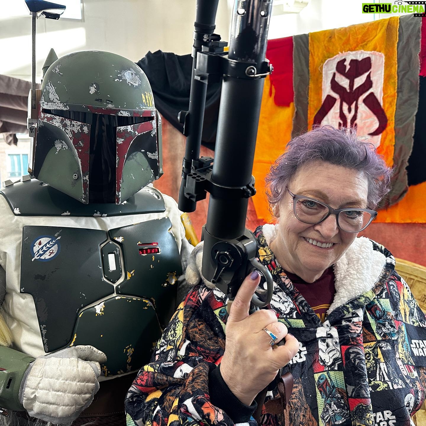Peter Mayhew - 691 Likes - Making sure Angie has a great time seeing everyone at Rhode Island Comic Con.