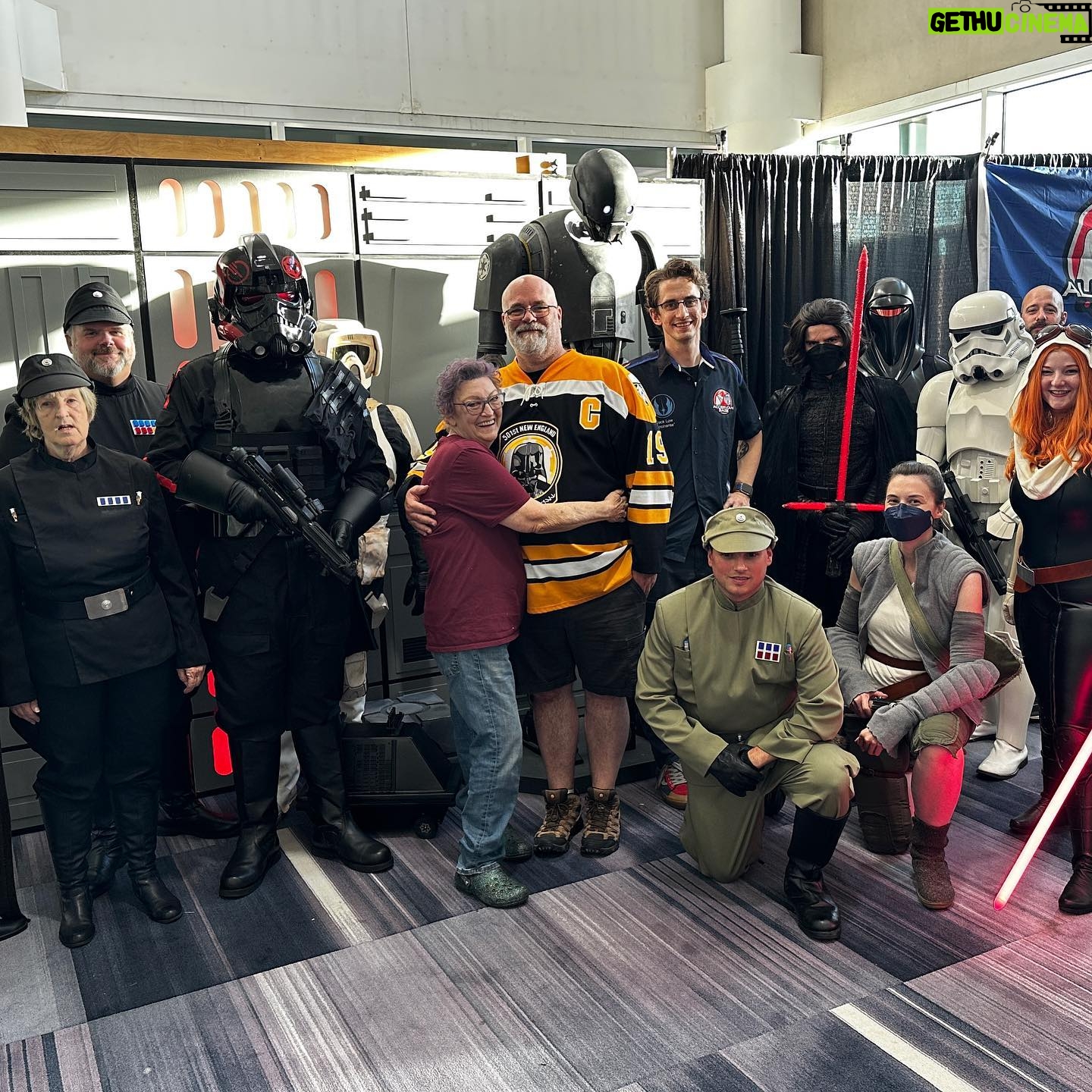Peter Mayhew - 691 Likes - Making sure Angie has a great time seeing everyone at Rhode Island Comic Con.