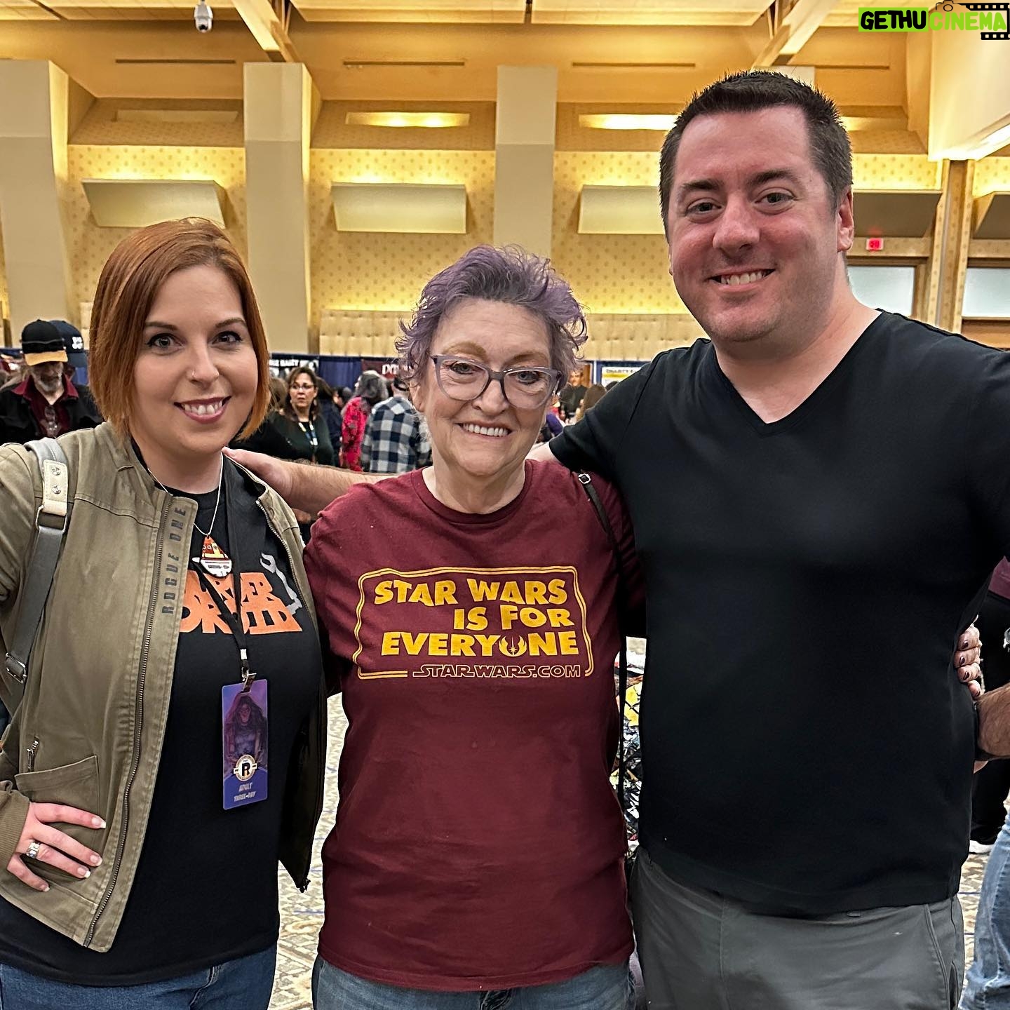 Peter Mayhew - 691 Likes - Making sure Angie has a great time seeing everyone at Rhode Island Comic Con.