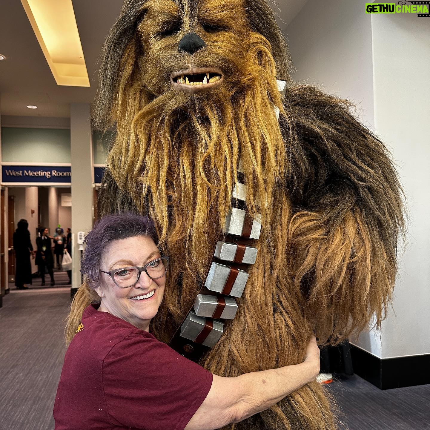 Peter Mayhew - 691 Likes - Making sure Angie has a great time seeing everyone at Rhode Island Comic Con.