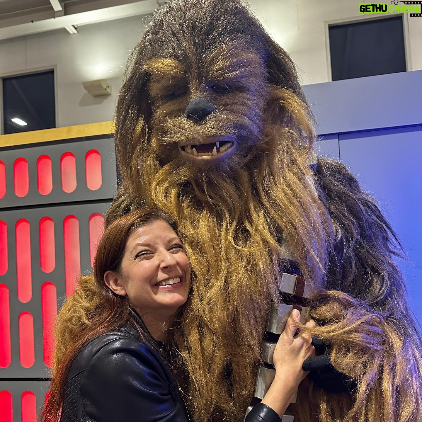 Peter Mayhew - 691 Likes - Making sure Angie has a great time seeing everyone at Rhode Island Comic Con.