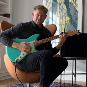 Peter Schmeichel Instagram - Jimi Hendrix started out on the Duo Sonic so I’m giving it a go too. Loving my new toy. This new one is the Duo Sonic from Fender’s Player Series 🎸