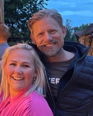 Peter Schmeichel Instagram - Jeg er så stolt over, at min datter Cecilie har taget udfordringen op og har sagt ja til at deltage i den nye sæson af Vild Med Dans. De fedeste og hårdeste udfordringer ligger forude, men jeg er sikker på at hun kommer til at klare det helt fantastisk og jeg glæder mig til at følge hendes rejse sammen med hendes dygtige dansepartner @czarnecki_d_ 💃🏼🕺🏼🪩
