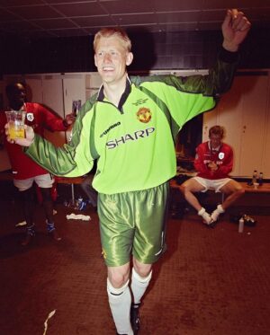 Peter Schmeichel Instagram - Today it’s 25 years since I played my last match for Man United - and won the treble🏆🥇⚽️👹 What else is fitting for an anniversary like that than a GIVEAWAY... Like and comment below and I’ll pick a winner of a signed match worn Champions League shirt from the 99 season 🤩