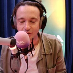 Peter Van De Veire Instagram - De vraag aller vragen 😇 Beluister de aflevering van 22 Minuten Stomme Vragen met @petervandeveire op VRT MAX! #kawtarkeyaert