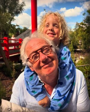 Peter Van De Veire Instagram - Peterroland-weekendje!

1. sympathieke wurgpoging.
2. even je stenen netjes gelegd @marcskecoucke 
3. en: uw olifanten lekken.
4. olympisch record traplopen verbroken.
5. vriendschap for life: “De Juf”.
6. liefde for life (ik zit achterin).
7. yin en yang. Of: Peppi & Kokki.
8. de blik van een Pairi-Daiza-treinganger.
9. the magic touch.
10. Pairi Daiza - Lex: 1-0.
