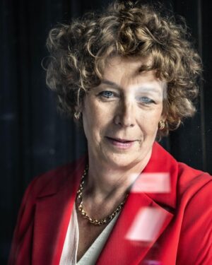 Petra De Sutter Instagram - Vandaag lees je me in @humo.be, over hoe ik de afgelopen jaren heb ervaren, de positie van Groen in het politiek landschap en mijn kijk op de toekomst. Oh, en iets over ‘dé Beyoncé van de politiek te zijn’. 😉

Lees je mee? 💚

📷 @saskiavanderstichele