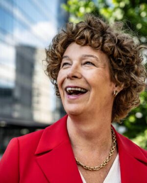 Petra De Sutter Instagram - Vandaag lees je me in @humo.be, over hoe ik de afgelopen jaren heb ervaren, de positie van Groen in het politiek landschap en mijn kijk op de toekomst. Oh, en iets over ‘dé Beyoncé van de politiek te zijn’. 😉

Lees je mee? 💚

📷 @saskiavanderstichele