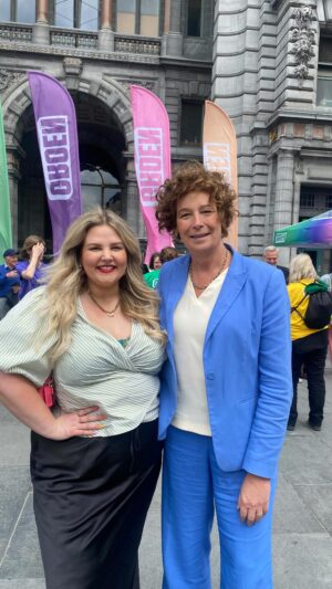 Petra De Sutter Instagram - Women supporting women in politics ! 👏 Wij strijden elke dag voor de rechten dat we allemaal kunnen zijn wie dat we willen zijn! Dit is een essentieel basis recht dat niet in het gedrang mag en kan komen! Het draagt namelijk bij aan het de individuele en nationale mentale gezondheid! Daarom steun ik @petradesutter !💚 

Wanneer je twijfelt, niet weet op wie je moet stemmen, je niet meer gelooft in de politiek, of je denkt dat jouw stem niet uitmaakt. Weet dan dat elke stem het verschil maakt. Elke stem die we weghalen bij extreem rechts is voor mij een gewonnen stem! Dit is namelijk een stem voor meer menselijkheid, voor meer vooruitgang en meer liefde verspreiden! 🫶🏼

#morewomeninpolitics #teampetra #spreadlove 
#ikstempetra #mentalhealth #diversitymatters