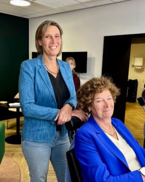 Petra De Sutter Instagram - Met @clairevanhoutte aan mijn zij, kan ik alles aan. Ook de 'Slag om Oost-Vlaanderen', het kopstukkendebat van #DeZevendeDag, omstreeks 12u op @vrt1be. Tot zo 😎