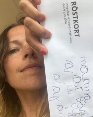 Petra Marklund Instagram - Drog på tofflorna och traska iväg till röstlokalen! Känns alltid lika högtidligt och stort. Nu rösten är använd. Mina barn röstar på mig och jag röstar för dom♥️ Sista spurten nu!👊💨💨💨 heja