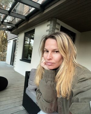 Petra Svoboda Instagram - Jedna narozeninova z chalupy, neucesana, nenamalovana, ale spokojena a vdecna! Moc a moc dekuji vsem za krasna prani k narozeninam, vazim si kazdeho z nich! #birthday #41
