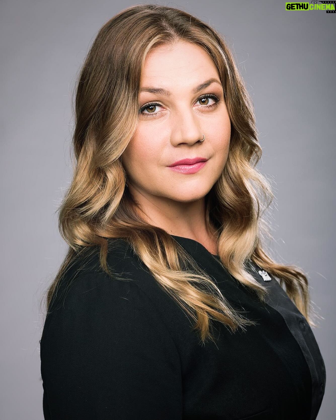 Petra Vindyšová - 646 Likes - Dnes mi moje galerie připomněla, že takhle hezký fotky v mých rondonových šatech mám díky @snidanesnovou ♥️
Rondonový šatičky jsou vynález mý kamarádky Zuzky @pal.laska ♥️
Zuzička je všestranně talentovaná a taky dost vytížená žena a o to větší radostí pro mě je, že si na mě vždy udělá čas a můžeme tak společně odletět třeba na oběd do Benátek, nebo pracovat na novém rondonu… tentokrát to vypadá na 💙
Jaká barva rondonu by mi podle vás neměla v repertoáru chybět?🤔
@pallasatelier
#snidanesnovou #chefslife #chef #rondon #professional #tvshow #petravari #style #friendship