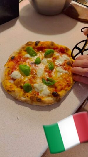 Petra Vindyšová Instagram - Můj skvělej kluk včera dělal domácí pizzu a já se s Vámi chtěla podělit o výsledek našeho italského kuchyňského foodie randíčka…

“Ty jsi sexy” ze mě vylétlo naprosto spontánně a platí to jak na mýho kluka, tak na tu pizzu 😀♥️🍕🇮🇹

“Mňam do číči!” 🐈

A díky @lepizzedifrankie za skvělý kurzy 🧑🏼‍🍳👩🏻‍🍳🍕

#reallife #mňamdočíči #pizza #bicycle #italia #homemade #gurmáninatripu #petravari #loveofmylife #thankful #foodie #foodiecouple