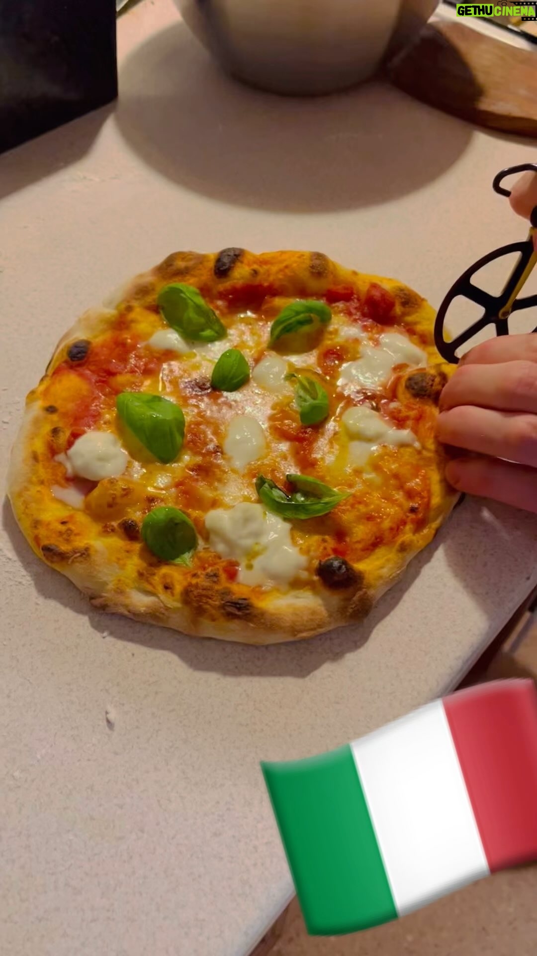 Petra Vindyšová - 225 Likes - Můj skvělej kluk včera dělal domácí pizzu a já se s Vámi chtěla podělit o výsledek našeho italského kuchyňského foodie randíčka…
“Ty jsi sexy” ze mě vylétlo naprosto spontánně a platí to jak na mýho kluka, tak na tu pizzu 😀♥️🍕🇮🇹
“Mňam do číči!” 🐈
A díky @lepizzedifrankie za skvělý kurzy 🧑🏼🍳👩🏻🍳🍕
#reallife #mňamdočíči #pizza #bicycle #italia #homemade #gurmáninatripu #petravari #loveofmylife #thankful #foodie #foodiecouple