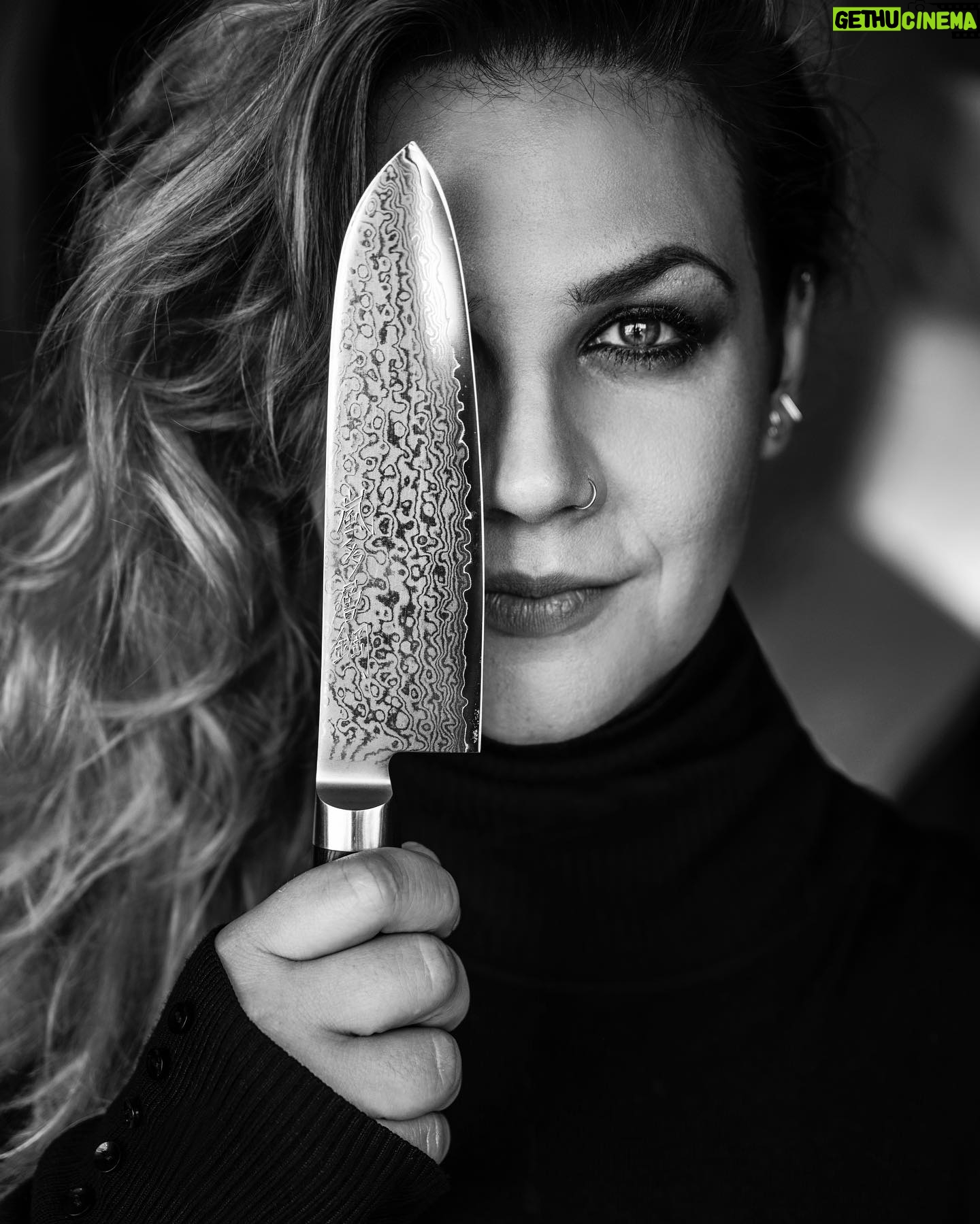Petra Vindyšová - 683 Likes - Vařím.
Pořád se snažím posouvat to, co už vím.
Zkouším a objevuju nový věci téměř denně a baví mě to moc.
Jak už jsem párkrát zmínila, tak @hatasovalenka vidí skrze čočku fotoaparátu do duší a já myslím, že tady jasně zachytila, co je moje flow ♥️
Make-up: @fenclzdenek
Nůž: @hobbychefcz
#hobbychefcz #cooking #chef #lenkahatasovaphotography #portrait #japanese