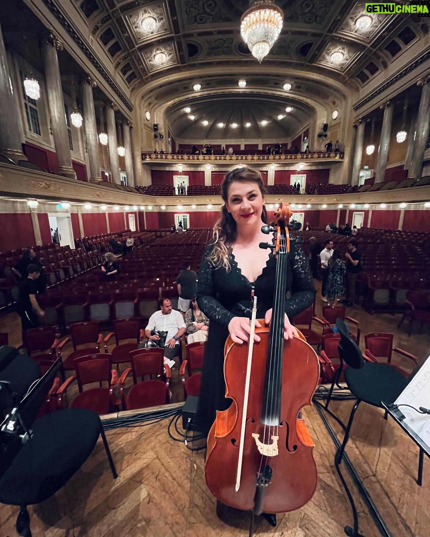 Petra Vindyšová - 217 Likes - Takhle šťastná jsem byla po standing ovation za filmovou hudbu ve Vídni ♥️🍀🎶
Včera jsme strhli s Dvořákem vlnu potlesku v Mariánských lázních a dnes jedeme do Domažlic ♥️
Těším se moc a za každou podobnou příležitost jsem nekonečně vděčná 🎶
Za fotku děkuju překrásné @morisiris
#musician #musicians #professional #music #cello #mylife
