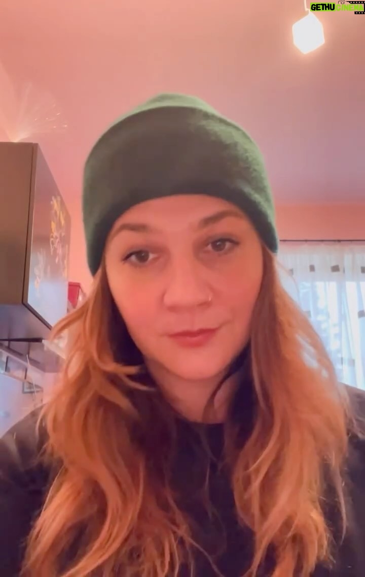 Petra Vindyšová - 245 Likes - Když se zakloním a ještě se natočím zespodu, tak všechny mý brady teprve krásně vyniknou ♥️🤭🥲
Jsem doma. V mým růžovým pokojíčku, kde stojí stoletej rozladěnej klavír, kterej koupil kdysi můj pradědeček a kterej chvílema vynechává tóny.
Hrála jsem si na něj už jako malá holka. Ještě daleko dřív, než jsem věděla, jak vypadaj noty, nebo jak zní violoncello. Poslední dobou myslím často na to, že bych chtěla mít tenhle nástroj blízko ♥️🎵
#musician #relax #dayoff #piano #music #chefslife #zenplace #happyplace