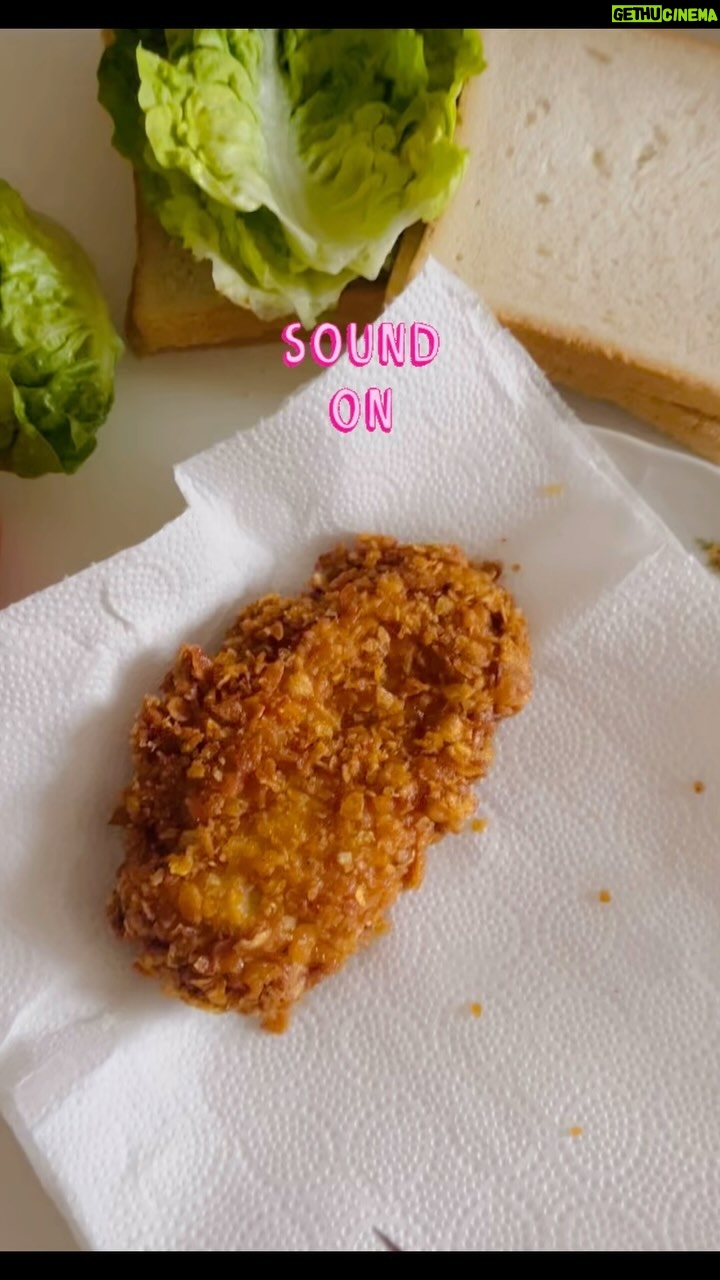 Petra Vindyšová - 111 Likes - Chystám si pro vás recept do Víkendovky @snidanesnovou na tak dobrej kuřecí sendvič, že je to až nemravný! 😈
Tady posílám maličkej tease, tak zapni zvuk a v neděli 11.2. telku! 🤤♥️🍗
#snidanesnovou #mňamdočíči #petravari #sandwich #chicken #tvshow #chefslife #homemade #foodporn #foodie #kitchenismyhappyplace #milujuto #hobby #myhobbyismyjob