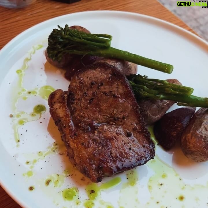 Petra Vindyšová - 87 Likes - Restaurace @umatejekotrby_restaurant je milý místo v srdci Prahy, který se interiérem blíží vnitřku krásný roubený chaloupky ve středních Čechách. Ihned se Vás ujme velmi milý a usměvavý personál a hezký večer může začít.
Dostala jsem info, že umí moc dobrý koktejly, jelikož se jedná o fúzi restaurace a baru v klubovém stylu. Tudíž jsme naši návštěvu odstartovali chutnými aperitivy v podobě lahodných drinků 🍹
Můj kluk je vegetarián - občasný pescetarián (někdy sní 🐟) a proto nás v menu příjemně překvapilo docela bohaté zastoupení vege pokrmů. Variace naložených sýru jako předkrm a famózní koprovka s vajíčkem jako hlavák byly jasná volba 🍀♥️
Má volba padla na předkrm v podobě smažených vepřových oušek s rybí omáčkou - což byla upřímně taková chuťová petarda, až jsem si říkala ,že bude těžký tuhle chuťovku k pivku překonat. Dokonce můj pecetarián prohlásil, že to voní jako božská Mana a zabijačka v jednom♥️ Jako hlavní chod jsem si vybrala stařený steak s omáčkou demi-glace, brambory a divokou brokolicí. To je moje nejvíc milovaná kombinace a všechno jídlo bylo úplně skvělý 🥩♥️
Pochutnali jsme si královsky. Skvělý pan vrchní nás ještě zavedl na kouzelnou zahrádku uvnitř vnitrobloku, kterou by člověk takhle v srdci Prahy úplně nečekal. Na teplý letní večery v doprovodu skvělýho drinku je jako dělaná 🌱
Moc děkujeme za pozvání a už se těšíme, až se zase uvidíme! ♥️
#foodie #couple #foodporn #chefslife #recenze #pozvanka #restaurant
