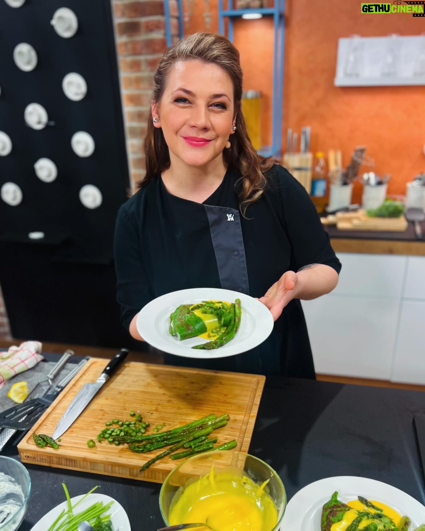 Petra Vindyšová - 140 Likes - Takovou momentku mi cvaklo naše nejmilejší slunce @rebeccadiatilova ve Víkendovce a já moc děkuju za hezkou fotku z kuchyně ♥️🍀
#chefslife #snidanesnovou #tvshow #morning #cooking