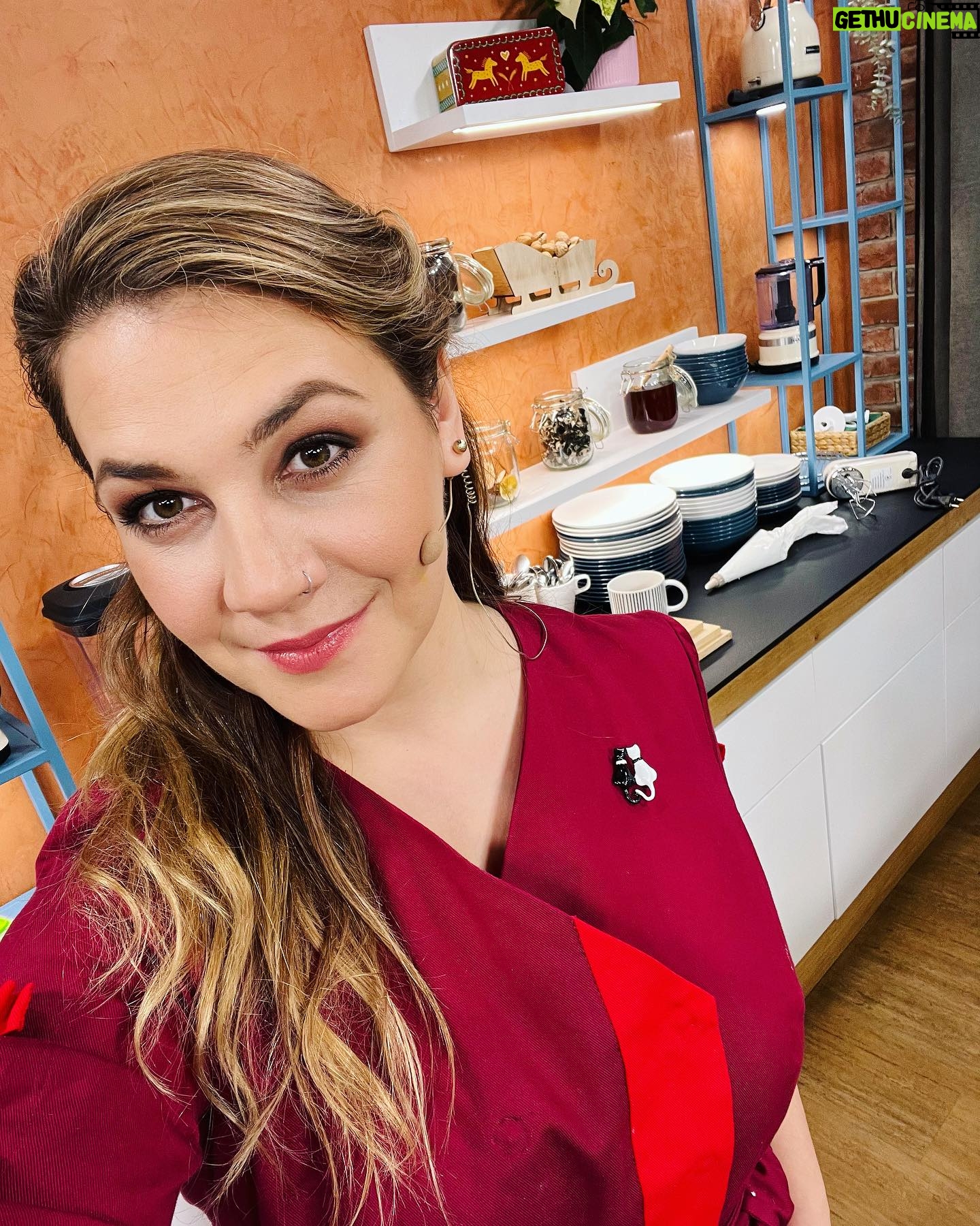 Petra Vindyšová - 248 Likes - Ahoj z mé nejmilejší víkendové @snidanesnovou ♥️
Prosincovou máme hotovou, a tak se na Vás už moc těším v lednu - v novém roce 🌟
Ať se Vám splní vše, co si přejete 🍀♥️
#snidanesnovou #tvnovaofficial #masterchef #petravari #masterchefcz #mňamdočíči #chefslife