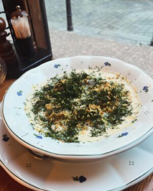Petra Vindyšová Instagram - Restaurace @umatejekotrby_restaurant je milý místo v srdci Prahy, který se interiérem blíží vnitřku krásný  roubený chaloupky ve středních Čechách. Ihned se Vás ujme velmi milý a usměvavý personál a hezký večer může začít. 
Dostala jsem info, že umí moc dobrý koktejly, jelikož se jedná o fúzi restaurace a baru v klubovém stylu. Tudíž jsme naši návštěvu odstartovali chutnými aperitivy v podobě lahodných drinků 🍹
Můj kluk je vegetarián - občasný pescetarián (někdy sní 🐟) a proto nás v menu příjemně překvapilo docela bohaté zastoupení vege pokrmů. Variace naložených sýru jako předkrm a famózní koprovka s vajíčkem jako hlavák byly jasná volba 🍀♥️
Má volba padla na předkrm v podobě smažených vepřových oušek s rybí omáčkou - což byla upřímně taková chuťová petarda, až jsem si říkala ,že bude těžký tuhle chuťovku k pivku překonat. Dokonce můj pecetarián prohlásil, že to voní jako božská Mana a zabijačka v jednom♥️ Jako hlavní chod jsem si vybrala stařený steak s omáčkou demi-glace, brambory a divokou brokolicí. To je moje nejvíc milovaná kombinace a všechno jídlo bylo úplně skvělý 🥩♥️
Pochutnali jsme si královsky. Skvělý pan vrchní nás ještě zavedl na kouzelnou zahrádku uvnitř vnitrobloku, kterou by člověk takhle v srdci Prahy úplně nečekal. Na teplý letní večery v doprovodu skvělýho drinku je jako dělaná 🌱
Moc děkujeme za pozvání a už se těšíme, až se zase uvidíme! ♥️

#foodie #couple #foodporn #chefslife #recenze #pozvanka #restaurant