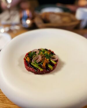 Petra Vindyšová Instagram - Dnes bych Vám chtěla ukázat kousek fakt dobrý gastronomie.
Dostala jsem pozvání na letní menu v @vzatisi_restaurant , které nás nadchlo svou svěžestí, krásnou prezentací, řemeslnou dokonalostí a takovým tím “fištrónem”, kdy věci dávají smysl od předkrmu po dezert.

Jedná se o krásný letní menu, ke kterému dostanete láhev šampaňského pro dva a bude k dostání po zbytek léta. A my si doma říkali, že bychom to rádi stihli ještě jednou. 

Byl to fakt krásný večer i díky neskutečně milému personálu, který se o nás hezky staral a toho si moc vážím.

Je skvělý ochutnávat jídlo s někým, kdo tomu nejen rozumí, ale sám také umí zavařit pecky.
Tentokrát jsme se s @vosmazil shodli, že to bylo fakt super!

#barter #zatisigroup #foodie #chefslife #gastro #foodporn #champagne #díky