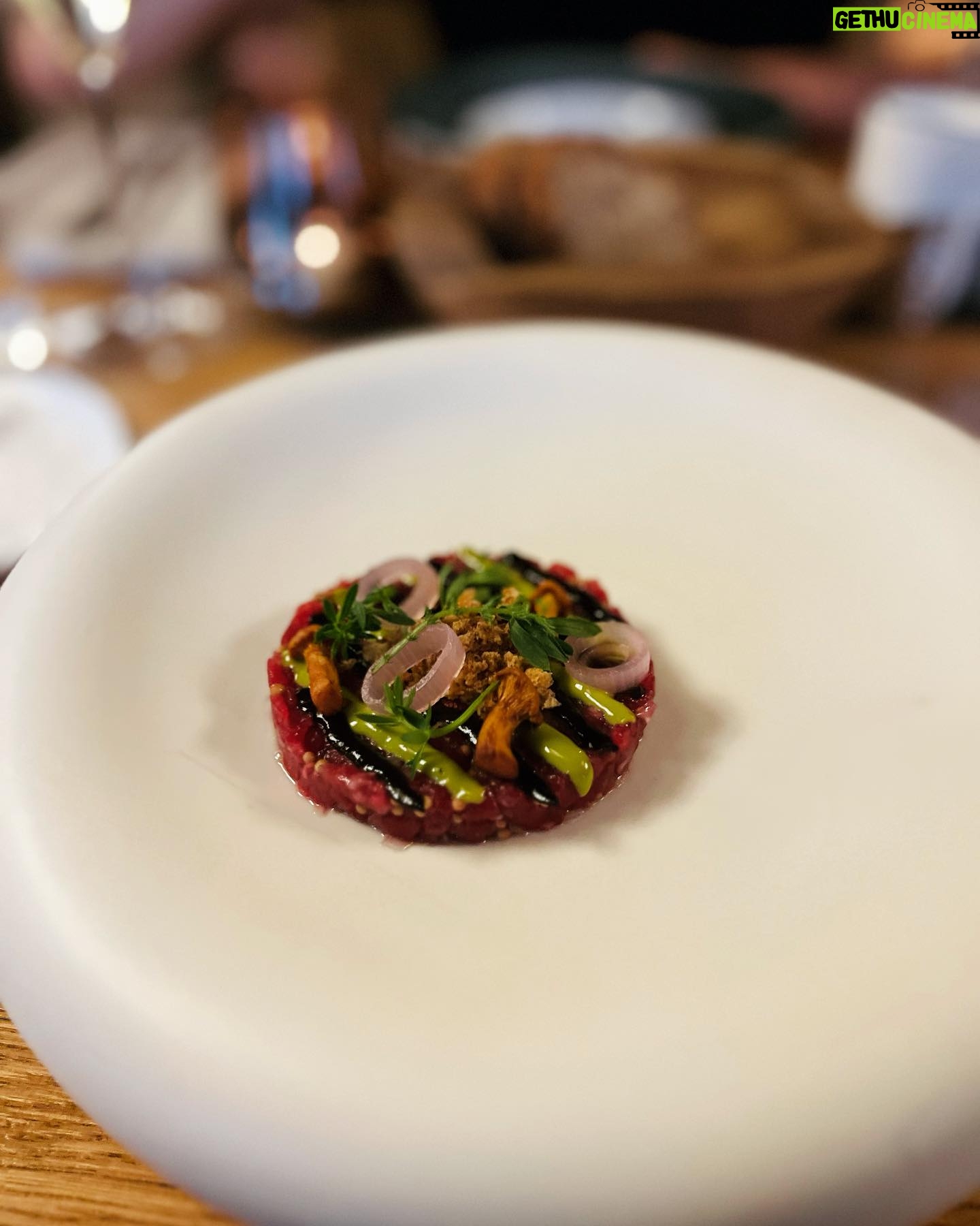 Petra Vindyšová - 101 Likes - Dnes bych Vám chtěla ukázat kousek fakt dobrý gastronomie.
Dostala jsem pozvání na letní menu v @vzatisi_restaurant , které nás nadchlo svou svěžestí, krásnou prezentací, řemeslnou dokonalostí a takovým tím “fištrónem”, kdy věci dávají smysl od předkrmu po dezert.
Jedná se o krásný letní menu, ke kterému dostanete láhev šampaňského pro dva a bude k dostání po zbytek léta. A my si doma říkali, že bychom to rádi stihli ještě jednou.
Byl to fakt krásný večer i díky neskutečně milému personálu, který se o nás hezky staral a toho si moc vážím.
Je skvělý ochutnávat jídlo s někým, kdo tomu nejen rozumí, ale sám také umí zavařit pecky.
Tentokrát jsme se s @vosmazil shodli, že to bylo fakt super!
#barter #zatisigroup #foodie #chefslife #gastro #foodporn #champagne #díky