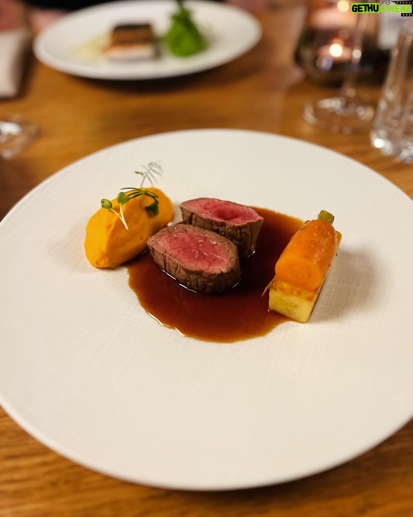 Petra Vindyšová - 101 Likes - Dnes bych Vám chtěla ukázat kousek fakt dobrý gastronomie.
Dostala jsem pozvání na letní menu v @vzatisi_restaurant , které nás nadchlo svou svěžestí, krásnou prezentací, řemeslnou dokonalostí a takovým tím “fištrónem”, kdy věci dávají smysl od předkrmu po dezert.
Jedná se o krásný letní menu, ke kterému dostanete láhev šampaňského pro dva a bude k dostání po zbytek léta. A my si doma říkali, že bychom to rádi stihli ještě jednou.
Byl to fakt krásný večer i díky neskutečně milému personálu, který se o nás hezky staral a toho si moc vážím.
Je skvělý ochutnávat jídlo s někým, kdo tomu nejen rozumí, ale sám také umí zavařit pecky.
Tentokrát jsme se s @vosmazil shodli, že to bylo fakt super!
#barter #zatisigroup #foodie #chefslife #gastro #foodporn #champagne #díky