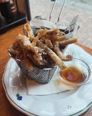 Petra Vindyšová Instagram - Restaurace @umatejekotrby_restaurant je milý místo v srdci Prahy, který se interiérem blíží vnitřku krásný  roubený chaloupky ve středních Čechách. Ihned se Vás ujme velmi milý a usměvavý personál a hezký večer může začít. 
Dostala jsem info, že umí moc dobrý koktejly, jelikož se jedná o fúzi restaurace a baru v klubovém stylu. Tudíž jsme naši návštěvu odstartovali chutnými aperitivy v podobě lahodných drinků 🍹
Můj kluk je vegetarián - občasný pescetarián (někdy sní 🐟) a proto nás v menu příjemně překvapilo docela bohaté zastoupení vege pokrmů. Variace naložených sýru jako předkrm a famózní koprovka s vajíčkem jako hlavák byly jasná volba 🍀♥️
Má volba padla na předkrm v podobě smažených vepřových oušek s rybí omáčkou - což byla upřímně taková chuťová petarda, až jsem si říkala ,že bude těžký tuhle chuťovku k pivku překonat. Dokonce můj pecetarián prohlásil, že to voní jako božská Mana a zabijačka v jednom♥️ Jako hlavní chod jsem si vybrala stařený steak s omáčkou demi-glace, brambory a divokou brokolicí. To je moje nejvíc milovaná kombinace a všechno jídlo bylo úplně skvělý 🥩♥️
Pochutnali jsme si královsky. Skvělý pan vrchní nás ještě zavedl na kouzelnou zahrádku uvnitř vnitrobloku, kterou by člověk takhle v srdci Prahy úplně nečekal. Na teplý letní večery v doprovodu skvělýho drinku je jako dělaná 🌱
Moc děkujeme za pozvání a už se těšíme, až se zase uvidíme! ♥️

#foodie #couple #foodporn #chefslife #recenze #pozvanka #restaurant