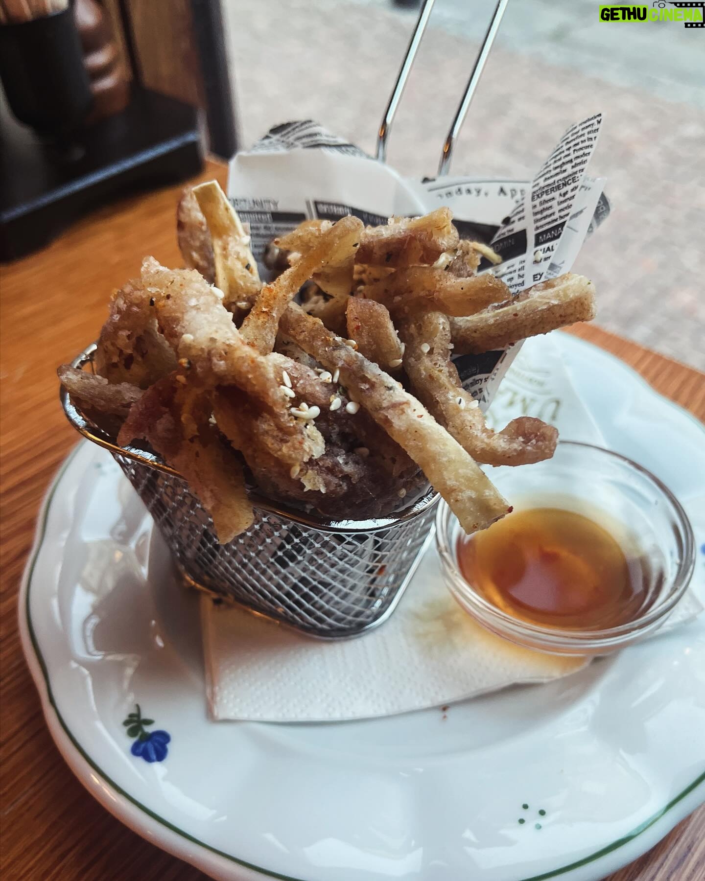 Petra Vindyšová - 87 Likes - Restaurace @umatejekotrby_restaurant je milý místo v srdci Prahy, který se interiérem blíží vnitřku krásný roubený chaloupky ve středních Čechách. Ihned se Vás ujme velmi milý a usměvavý personál a hezký večer může začít.
Dostala jsem info, že umí moc dobrý koktejly, jelikož se jedná o fúzi restaurace a baru v klubovém stylu. Tudíž jsme naši návštěvu odstartovali chutnými aperitivy v podobě lahodných drinků 🍹
Můj kluk je vegetarián - občasný pescetarián (někdy sní 🐟) a proto nás v menu příjemně překvapilo docela bohaté zastoupení vege pokrmů. Variace naložených sýru jako předkrm a famózní koprovka s vajíčkem jako hlavák byly jasná volba 🍀♥️
Má volba padla na předkrm v podobě smažených vepřových oušek s rybí omáčkou - což byla upřímně taková chuťová petarda, až jsem si říkala ,že bude těžký tuhle chuťovku k pivku překonat. Dokonce můj pecetarián prohlásil, že to voní jako božská Mana a zabijačka v jednom♥️ Jako hlavní chod jsem si vybrala stařený steak s omáčkou demi-glace, brambory a divokou brokolicí. To je moje nejvíc milovaná kombinace a všechno jídlo bylo úplně skvělý 🥩♥️
Pochutnali jsme si královsky. Skvělý pan vrchní nás ještě zavedl na kouzelnou zahrádku uvnitř vnitrobloku, kterou by člověk takhle v srdci Prahy úplně nečekal. Na teplý letní večery v doprovodu skvělýho drinku je jako dělaná 🌱
Moc děkujeme za pozvání a už se těšíme, až se zase uvidíme! ♥️
#foodie #couple #foodporn #chefslife #recenze #pozvanka #restaurant
