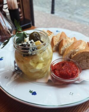 Petra Vindyšová Instagram - Restaurace @umatejekotrby_restaurant je milý místo v srdci Prahy, který se interiérem blíží vnitřku krásný  roubený chaloupky ve středních Čechách. Ihned se Vás ujme velmi milý a usměvavý personál a hezký večer může začít. 
Dostala jsem info, že umí moc dobrý koktejly, jelikož se jedná o fúzi restaurace a baru v klubovém stylu. Tudíž jsme naši návštěvu odstartovali chutnými aperitivy v podobě lahodných drinků 🍹
Můj kluk je vegetarián - občasný pescetarián (někdy sní 🐟) a proto nás v menu příjemně překvapilo docela bohaté zastoupení vege pokrmů. Variace naložených sýru jako předkrm a famózní koprovka s vajíčkem jako hlavák byly jasná volba 🍀♥️
Má volba padla na předkrm v podobě smažených vepřových oušek s rybí omáčkou - což byla upřímně taková chuťová petarda, až jsem si říkala ,že bude těžký tuhle chuťovku k pivku překonat. Dokonce můj pecetarián prohlásil, že to voní jako božská Mana a zabijačka v jednom♥️ Jako hlavní chod jsem si vybrala stařený steak s omáčkou demi-glace, brambory a divokou brokolicí. To je moje nejvíc milovaná kombinace a všechno jídlo bylo úplně skvělý 🥩♥️
Pochutnali jsme si královsky. Skvělý pan vrchní nás ještě zavedl na kouzelnou zahrádku uvnitř vnitrobloku, kterou by člověk takhle v srdci Prahy úplně nečekal. Na teplý letní večery v doprovodu skvělýho drinku je jako dělaná 🌱
Moc děkujeme za pozvání a už se těšíme, až se zase uvidíme! ♥️

#foodie #couple #foodporn #chefslife #recenze #pozvanka #restaurant