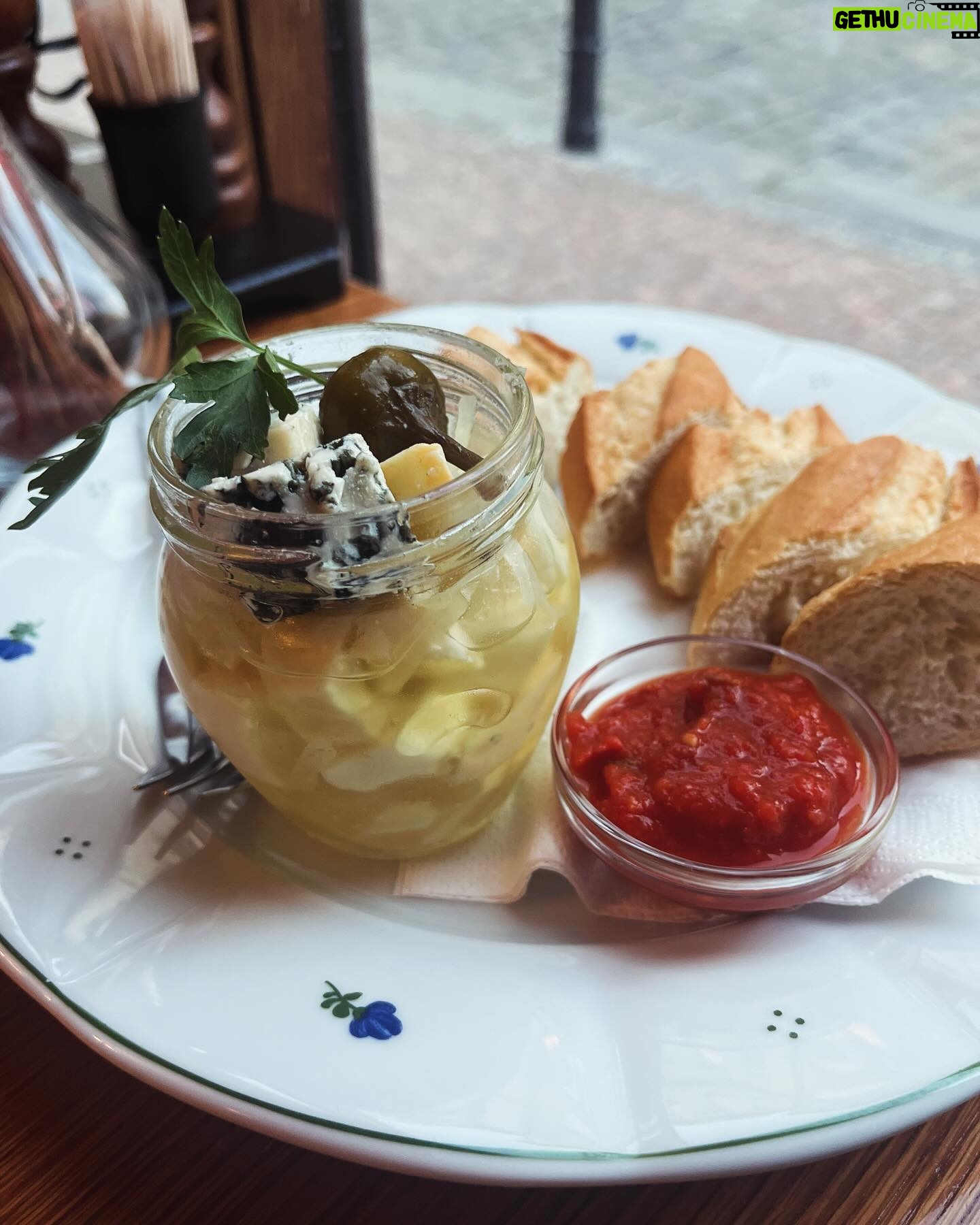 Petra Vindyšová - 87 Likes - Restaurace @umatejekotrby_restaurant je milý místo v srdci Prahy, který se interiérem blíží vnitřku krásný roubený chaloupky ve středních Čechách. Ihned se Vás ujme velmi milý a usměvavý personál a hezký večer může začít.
Dostala jsem info, že umí moc dobrý koktejly, jelikož se jedná o fúzi restaurace a baru v klubovém stylu. Tudíž jsme naši návštěvu odstartovali chutnými aperitivy v podobě lahodných drinků 🍹
Můj kluk je vegetarián - občasný pescetarián (někdy sní 🐟) a proto nás v menu příjemně překvapilo docela bohaté zastoupení vege pokrmů. Variace naložených sýru jako předkrm a famózní koprovka s vajíčkem jako hlavák byly jasná volba 🍀♥️
Má volba padla na předkrm v podobě smažených vepřových oušek s rybí omáčkou - což byla upřímně taková chuťová petarda, až jsem si říkala ,že bude těžký tuhle chuťovku k pivku překonat. Dokonce můj pecetarián prohlásil, že to voní jako božská Mana a zabijačka v jednom♥️ Jako hlavní chod jsem si vybrala stařený steak s omáčkou demi-glace, brambory a divokou brokolicí. To je moje nejvíc milovaná kombinace a všechno jídlo bylo úplně skvělý 🥩♥️
Pochutnali jsme si královsky. Skvělý pan vrchní nás ještě zavedl na kouzelnou zahrádku uvnitř vnitrobloku, kterou by člověk takhle v srdci Prahy úplně nečekal. Na teplý letní večery v doprovodu skvělýho drinku je jako dělaná 🌱
Moc děkujeme za pozvání a už se těšíme, až se zase uvidíme! ♥️
#foodie #couple #foodporn #chefslife #recenze #pozvanka #restaurant
