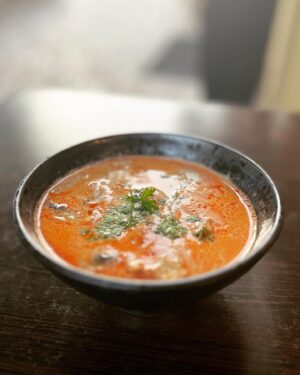Petra Vindyšová Instagram - Znovu jsme dostali milou pozvánku do @madamelynrestaurant a hned se začali těšit, protože jsme si minule dost pochutnali.

Ani tentokrát to nebylo jinak.
Trochu upravili menu a přizpůsobili ho těm teplotám, který nás poslední dobou mučej (nebo jakoby aspoň mně 33 plus přijde jako hnus) a taky bylo super, že jsme mohli sedět venku ve stínu stromů.
Viděla jsem v nabídce salát a chtěla salát - takže zelenina s vychucenou asijskou zálivkou a filírovaným kachním prsem byla jasná volba. A bavilo mě to. Svěží, lehký a přitom chutný.
Z minulé návštěvy nám utvěla v paměti především perfektní polévka Tom Yum a tak šla na řadu jako další chod. 
Můj kluk nejí maso a poslední dobou ani ty krevety nejsou to pravý vořechový, a tak zvolil variantu s tofu a já právě se zmíněnými krevetami. 
Polévky byly obě luxusní. Krásně ostré a skvěle vychucené.
Zkusila jsem ještě na doporučení talíř s mixem masíček, karbenátků a závitků ve stylu Bun Chá a tady vědí, že klasickou kuchyni umí, takže nebylo co řešit - chutnalo mi, jen už nebylo kam to cpát 😀.
Můj milej zkusil ještě arašídovou omáčku s tofu a rýží. Omáčka na mě byla trochu sladká, ale to tak asi arašídy bejvaj.
Co mě na závěr naší žranice úplně nadchlo a udělalo mi v bříšku jako v pokojíčku byl studený koktejl z manga, ananasu a marakuji. V tom bych se mohla koupat.

Suma sumárum - díky za super večeři v hezkým koutku Prahy a v doprovodu moc milého personálu.

Zas ráda přijdu! ♥️

#madamelynrestaurant #recenze #chefslife #díky #praha #foodielife