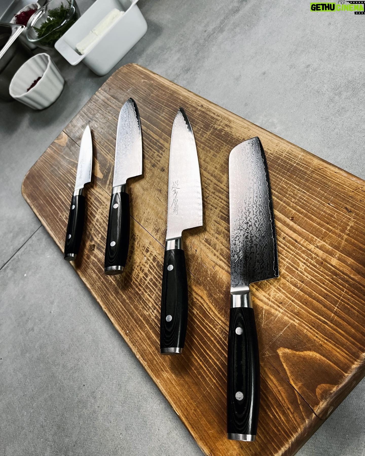 Petra Vindyšová - 84 Likes - Dnes se děly krásné věci plné krásného jídla a krásných nožů od @hobbychefcz ♥️🥩🔪
Moc se těším, až Vám budu moci odprezentovat pohoštění na premiéru filmu @muzemismuzem.film ,kde také hraji jednu z rolí a k tomu s violoncellem… Že budu někdy takovou větu psát mě nikdy nenapadlo, i když jsem si to v duši vroucně přála.
Jsem vděčná za všechny možnosti a příležitosti, co jsem kdy dostala.
Díky tomu jsem tam, kde jsem a často se přistihnu, že bych asi potřebovala štípnou, jestli to není jen sen ♥️🍀
#movie #film #muzemismuzem #hobbychefcz #chefslife #thankfull