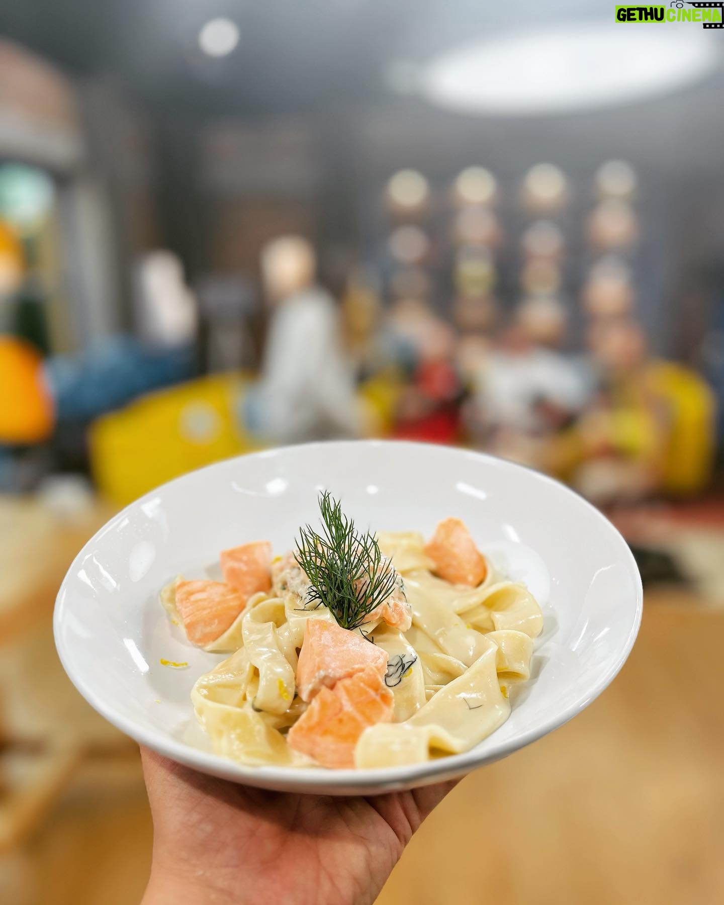 Petra Vindyšová - 90 Likes - “Skandinávská pasta” s lososem v několika úpravách.
Losos, kopr, bílé víno, šalotka, créme fraiche.
Lososa chuťově úplně nevyhledávám, proto je pro mě vaření s ním vždy trochu náročnější a o to větší radost mám, když si ve výsledku řeknu:”No mňam do číči!”🐈
Ryba je podávaná jak pošírovaná, tak v syrové formě v podobě vychuceného tataráčkového noku s créme fraiche.
Těstovina je domácí a omáčka je laděna do svěžích chutí beurre blanc s twistem do koprovky.
Za mě docela zábava a slovy @jan.censky “Můžeš se vdávat!” bych to asi dnes uzavřela 😀♥️🐟
Těším se na Vás už tento víkend v mé nejmilejší @snidanesnovou a věřte, že si zavaříme velký RETRO pecky v úplně novém kabátku!🍀
#mňamdočíči #mnamdocici #symfoniechutí #petravari #snidanesnovou #losos #pasta #homemade #tvshow