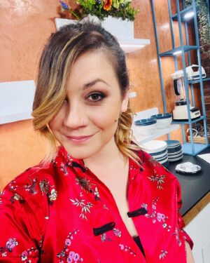 Petra Vindyšová Instagram - Víkendovku @snidanesnovou v zenovém stylu jsme si všichni užili a já myslím, že patku a kimono bych mohla zařadit do repertoáru častěji ♥️😀

#snidanesnovou #tvshow #cooking #zen #sidefringe #makeup #tvnovaofficial