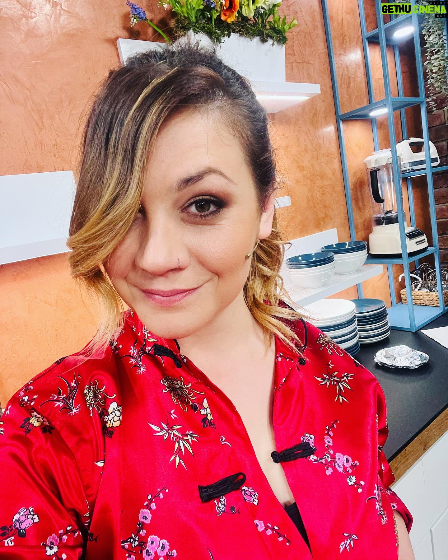 Petra Vindyšová - 147 Likes - Víkendovku @snidanesnovou v zenovém stylu jsme si všichni užili a já myslím, že patku a kimono bych mohla zařadit do repertoáru častěji ♥️😀
#snidanesnovou #tvshow #cooking #zen #sidefringe #makeup #tvnovaofficial