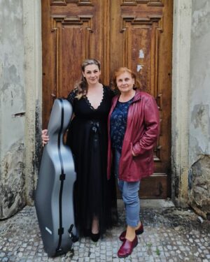 Petra Vindyšová Instagram - Moje máma♥️

Nejhodnější člověk, opora a můj největší fanoušek, ať už dělám zrovna cokoliv 🎶👩🏻‍🍳🧑🏻‍🎓♥️

Odložím si tady tuhle vzpomínku ke dni matek 💐 a už teď se těším na večerní koncert v Obecním domě🎶🎼

#family #mom #mothersday #concert #musician #professional #thankful #daughter #cello