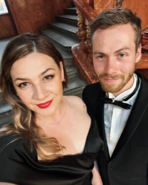 Petra Vindyšová Instagram - Trošku mázlý, ale nic proti tomu, jak jsme se pak hezky mázli 😀🥂💃🏻!

Slavnostní premiéru máme za sebou. Jsme tady krásný, jak z filmu a díky za ten zážitek!

Zkusili jsme si to a teď se zase vrátíme do našeho prostředí - do tý naší malý milý kuchyně 
🔪🍅🥒🥕

@vosmazil Tobě Františku děkuju za všechno. 
Za veškerou podporu a za všechny vopičárny, cos kvuli mně už zakusil.
Slibuji, že já na oplátku budu sedět na všech hokejových kláních, fotbalových zápasech i na pingpongových turnajích a že přijdu na všechny koncerty, pokud to bude jen trochu možný! ♥️

#couple #loveofmylife #cinema #movienight #lucerna #premiera #miluju