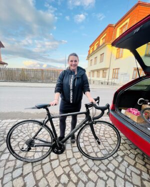 Petra Vindyšová Instagram - Asi bych jistě našla spoustu fotek z lepšího úhlu, které by mi možná víc lichotily a možná bych si i mohla třeba rozpustit vlasy a nějak se naštelovat, žejo… ale tohle je fotka PRVNÍ. 
S pravým úsměvem, který se během okamžiku změnil ve šťastný smích přesně v tu chvíli, kdy mi došlo, že jsem to pro sebe fakt udělala. Že jsem si darovala něco jen pro sebe a za sebe - a to něco je ultra lehký (a ultra krásný) kolo, na kterým jsem zatím vyjela každej kopec, kterej bych dřív chtěla vzdát v první třetině.
A já se nevzdávám. 
A tak si tu s tímhle šťastným mega úsměvem (a kufrem od auta) odložím fotku, která značí další novou etapu mýho bytí - violoncellistka, kuchařka a teď už i vášnivá cyklistka🎻👩🏼‍🍳🚴 

@cermak_cyklo 
♥️

#bicycle #newone #inlove #silničky