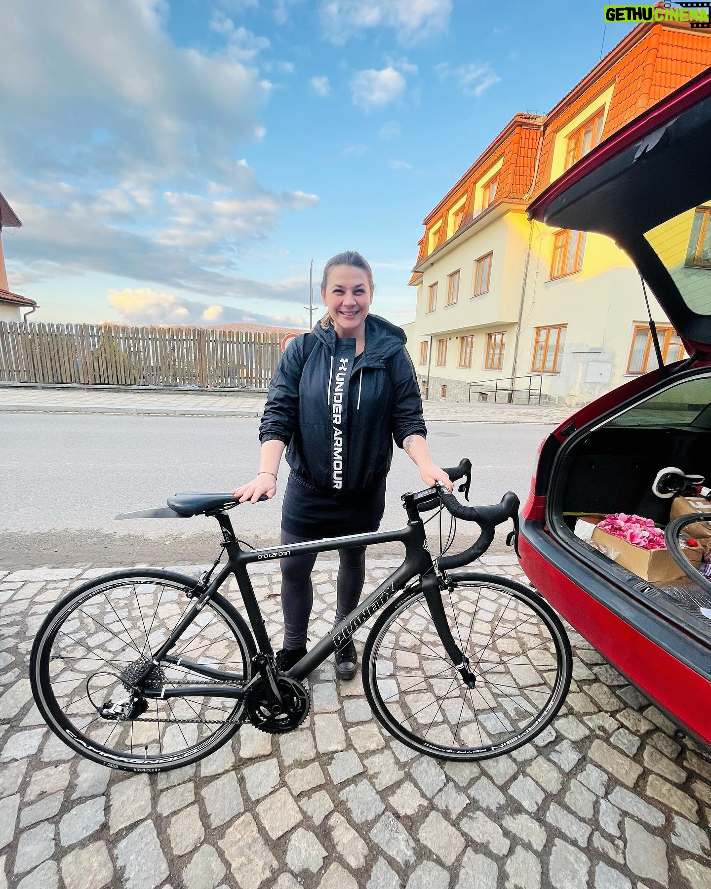 Petra Vindyšová - 368 Likes - Asi bych jistě našla spoustu fotek z lepšího úhlu, které by mi možná víc lichotily a možná bych si i mohla třeba rozpustit vlasy a nějak se naštelovat, žejo… ale tohle je fotka PRVNÍ.
S pravým úsměvem, který se během okamžiku změnil ve šťastný smích přesně v tu chvíli, kdy mi došlo, že jsem to pro sebe fakt udělala. Že jsem si darovala něco jen pro sebe a za sebe - a to něco je ultra lehký (a ultra krásný) kolo, na kterým jsem zatím vyjela každej kopec, kterej bych dřív chtěla vzdát v první třetině.
A já se nevzdávám.
A tak si tu s tímhle šťastným mega úsměvem (a kufrem od auta) odložím fotku, která značí další novou etapu mýho bytí - violoncellistka, kuchařka a teď už i vášnivá cyklistka🎻👩🏼🍳🚴
@cermak_cyklo
♥️
#bicycle #newone #inlove #silničky