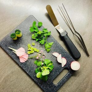 Petra Vindyšová Instagram - Občas si dělám takovéhle radosti, když mám tvořivou náladu. Gravlax z lososa marinovaného v láku z červené řepy, omáčka z podmáslí a domácího petrželového oleje. 
Tohle mě děsně baví, ale zase se vrátíme k nějakým těm jídlům, co člověk ocení i pro rychlost jejich přípravy🙂. Ptala jsem se nedávno, co uvařit. Chtěli jste knedlíky podle naší babičky, ale můj oblíbenej člověk si nakonec vybral gnocchi.
Avšak knedlíky si uděláme o víkendu, protože já se na ně moc těším! ♥️🍀
Přeji Vám krásný pátek!
#petravari #masterchefcz #masterchef #goodvibes #homemadefood #kdyžtětobavínenícořešit #kitchenismyhappyplace #kitchenismyplayground #kitchenismyzenplace