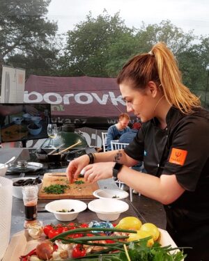 Petra Vindyšová Instagram - Prima Fresh Fest v Plzni byl super a já už se na vás těším na velké cooking stagi 26.6. v Olomouci i s noži Yaxell od @hobbychefcz ♥️

#primafresh #primafreshfestival #yaxell #hobbychef #knife #cookingshow #chefslife #thankfull