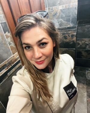 Petra Vindyšová Instagram - Dnes se děly krásné věci plné krásného jídla a krásných nožů od @hobbychefcz ♥️🥩🔪

Moc se těším, až Vám budu moci odprezentovat pohoštění na premiéru filmu @muzemismuzem.film ,kde také hraji jednu z rolí a k tomu s violoncellem… Že budu někdy takovou větu psát mě nikdy nenapadlo, i když jsem si to v duši vroucně přála.

Jsem vděčná za všechny možnosti a příležitosti, co jsem kdy dostala.
Díky tomu jsem tam, kde jsem a často se přistihnu, že bych asi potřebovala štípnou, jestli to není jen sen ♥️🍀

#movie #film #muzemismuzem #hobbychefcz #chefslife #thankfull