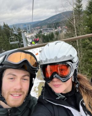 Petra Vindyšová Instagram - Dneska je to přesně na den rok, 
kdy jsme si řekli, že by byla přeci úplná bláznivost se do sebe nezamilovat…

A tak se stalo.
(Aspoň se to dobře pamatuje, žejo!😀)

Je toho moc, co by se dalo napsat, ale je to zároveň tak velký a hluboký, že žádný text by tomu nestačil.

Moc děkuju za to, že se máme. 
A to každej den.

Přeji Vám (i nám) jen to nejvíc nejkrásnější.

A ze všeho nejvíc za sebe snad vnitřní klid a čistou mysl zahřátou láskou.
Toho není nikdy dost.

#miluju #děkuju #happynewyear #aniversary #chefslife