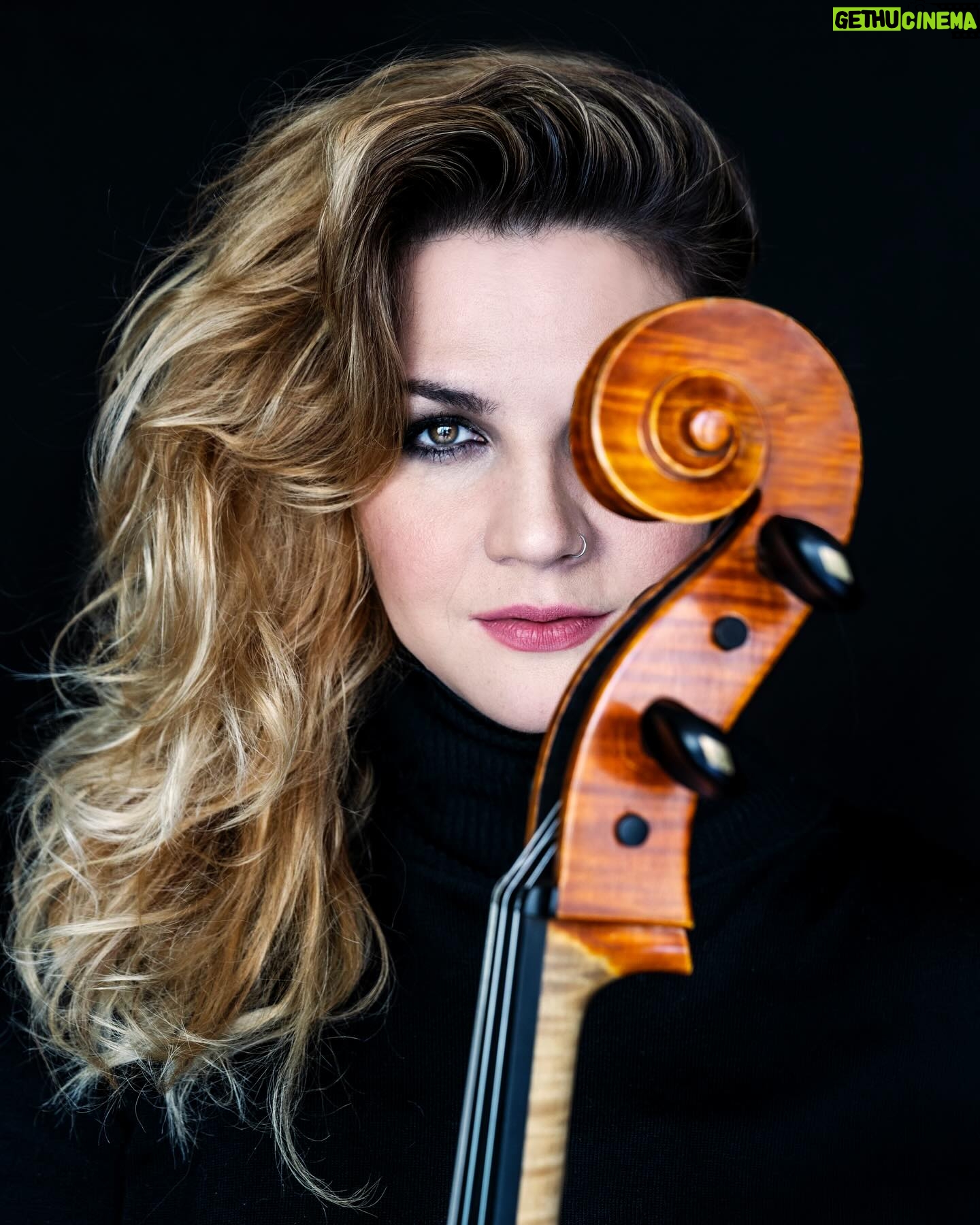 Petra Vindyšová - 287 Likes - Úžasná @hatasovalenka mě takhle zachytila s tím nejkrásnějším nástrojem ♥️🎶
Make-up @fenclzdenek
Děkuji!♥️
#musician #photography #professional #mylife #myjob #artist